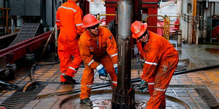 Petróleo repunta ante incertidumbre sobre alto al fuego en Ucrania; encamina cierre de semana estable