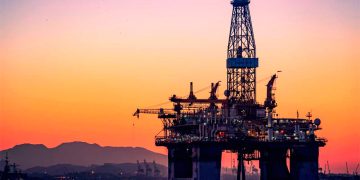 Petróleo ronda máximos de tres semanas por inventarios en EU y riesgos de suministro