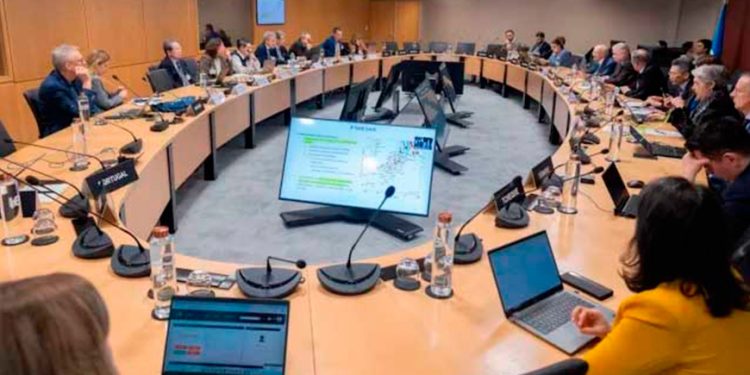 Expertos piden resistir el giro de Trump hacia los hidrocarburos en la cumbre energética