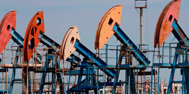 Petróleo cae a su nivel más bajo en cuatro años por los aranceles y las perspectivas de demanda