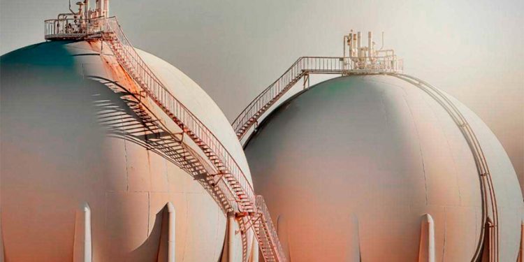 Entra en vigor la prohibición de la UE a las reexportaciones de GNL ruso