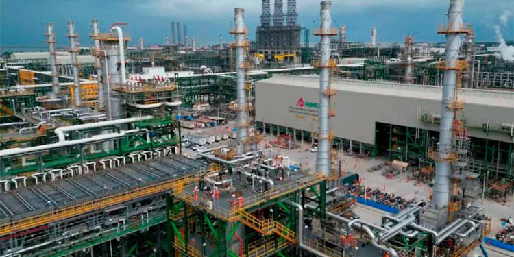 Refinería de Dos Bocas opera conforme al plan, asegura Sener