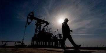 Petróleo opera estable cerca de los 75 dólares; mercado sopesa los aranceles y sanciones de Trump