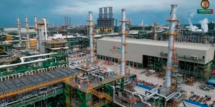 Producción de hidrocarburos líquidos de Pemex cayó 8.82% anual en abril