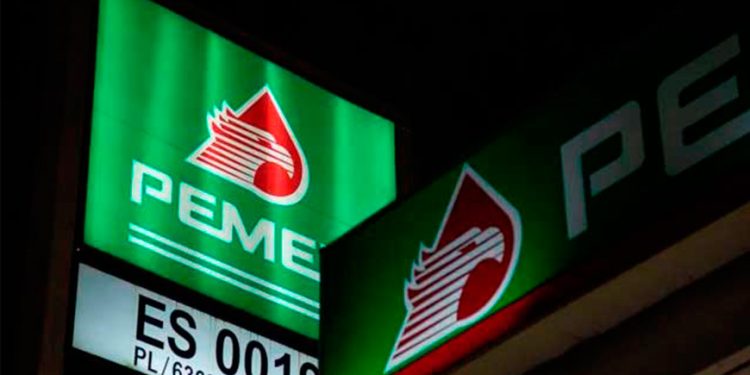 Reportan que Pemex perfila despedir a más de 3,000 empleados de confianza