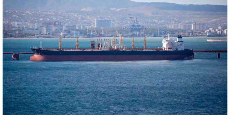 Europa ‘castiga’ a Rusia: Sanciona a barcos que transportan petróleo clandestino ruso