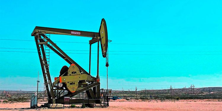Petróleo se encamina a su segunda caída semanal; mercado espera nueva alza de bombeo de la OPEP+