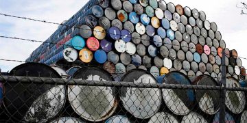 Petróleo se encamina a alza semanal, pero sigue presionado por aumento de suministro