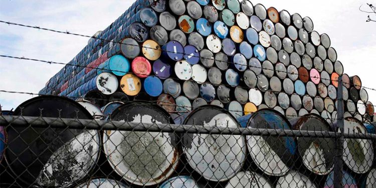 Petróleo se encamina a alza semanal, pero sigue presionado por aumento de suministro