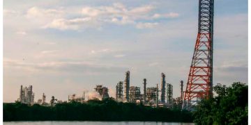 Pemex no logra metas de Sheinbaum: Producción de ‘oro negro’ cae 8.8% en abril; van 2 años a la baja