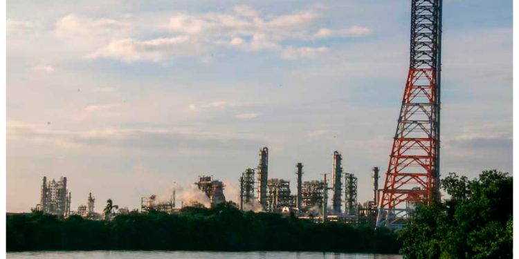 Pemex no logra metas de Sheinbaum: Producción de ‘oro negro’ cae 8.8% en abril; van 2 años a la baja