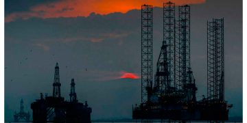 El mercado del petróleo se enfrenta a un triple golpe y la IEA tiene claro el porqué: Irán, OPEP+ y los vehículos eléctricos