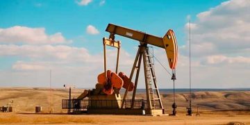 El petróleo abre la semana estable con expectativa por las negociaciones entre Estados Unidos y China