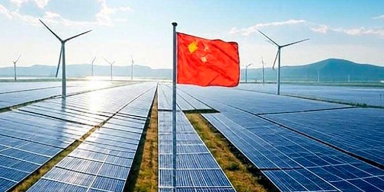 La inversión mundial en energía limpia alcanzará los 2,2 billones de dólares en 2025, el doble que la de los combustibles fósiles