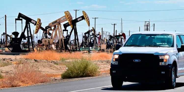 Precios del petróleo suben más de 1 dólar ante escalada del conflicto entre Irán e Israel