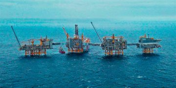 Petróleo abre la semana con alzas de más de 3% tras decisión de OPEP+ de mantener aumento de producción