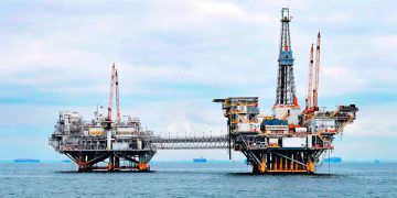 Petróleo alcanza máximos de dos meses; sube casi 4%