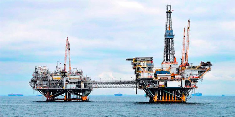 Petróleo alcanza máximos de dos meses; sube casi 4%