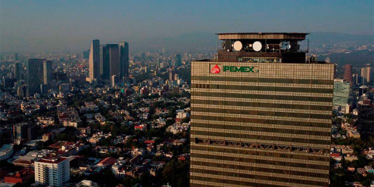 Pemex lastra a sector de la construcción pública en abril