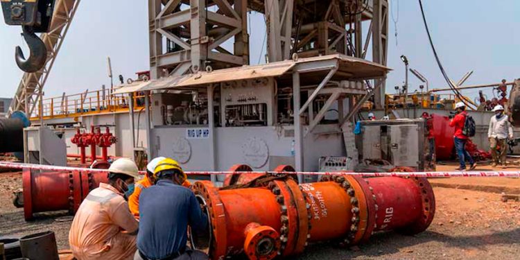 Registra petróleo la mayor alza desde 2022 por guerra Israel-Irán