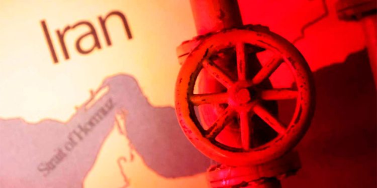 Trump pide a todos los países mantener bajos los precios del petróleo tras ataques a Irán