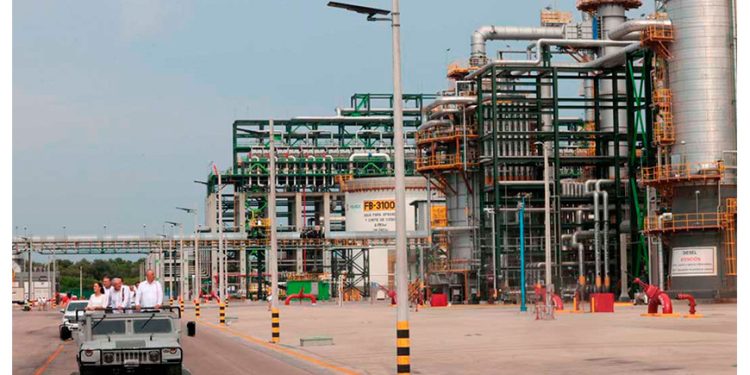 Sheinbaum: paro de labores en Dos Bocas, por contaminación de petróleo con sal