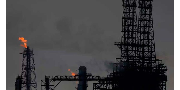 Tras años de caída libre, el empleo en refinación de petróleo va al alza