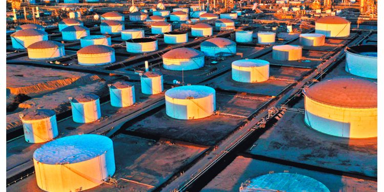 Petróleo baja mientras operadores evalúan aranceles de Trump y bombeo de la OPEP+