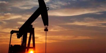 Petróleo cae en la apertura; plazo de Trump a Rusia alivia temores sobre suministro