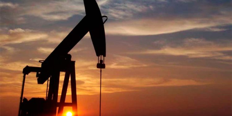 Petróleo cae en la apertura; plazo de Trump a Rusia alivia temores sobre suministro