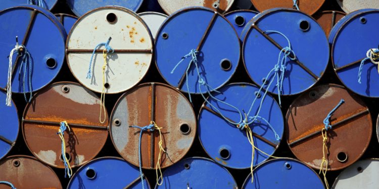 Petróleo retrocede ante perspectivas bajistas por los aranceles de Trump