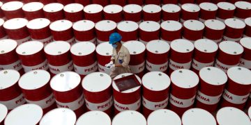 Petróleo hace caso omiso al alza del bombeo de la OPEP+ y sube por mercado ajustado