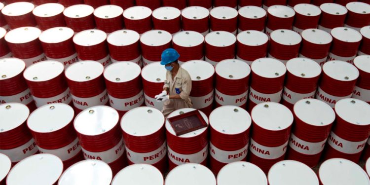 Petróleo hace caso omiso al alza del bombeo de la OPEP+ y sube por mercado ajustado