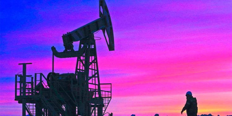 Petróleo inicia la semana con alzas de más de 1% tras acuerdo comercial entre EU y la UE