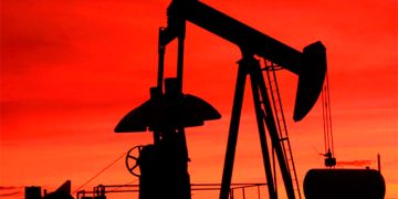 Petróleo inicia la semana con leve baja por escaso impacto de sanciones contra Rusia