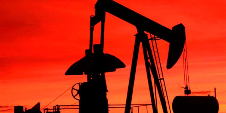 Petróleo inicia la semana con leve baja por escaso impacto de sanciones contra Rusia