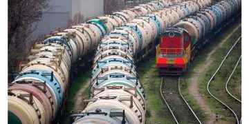 Petróleo amplía ganancias mientras Trump endurece aranceles antes de la medida contra Rusia