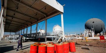 Petróleo cae 1% por recogida de beneficios; mercado evalúa riesgos de suministro