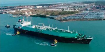 Enorme cargamento de gas natural llega de Perú al Puerto de Altamira: es para abastecer al noreste de México