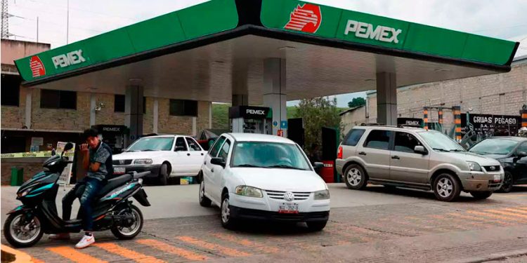 Refinerías de Pemex rebasan el millón de barriles, pero operan bajo presión