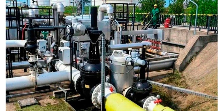 Hay escasez de gasolina en regiones rusas tras ataques ucranios a refinerías