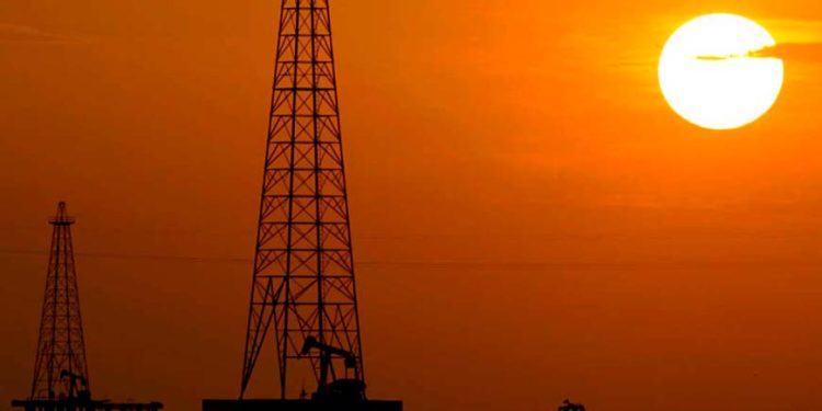 Petróleo cae a la espera del informe de la EIA