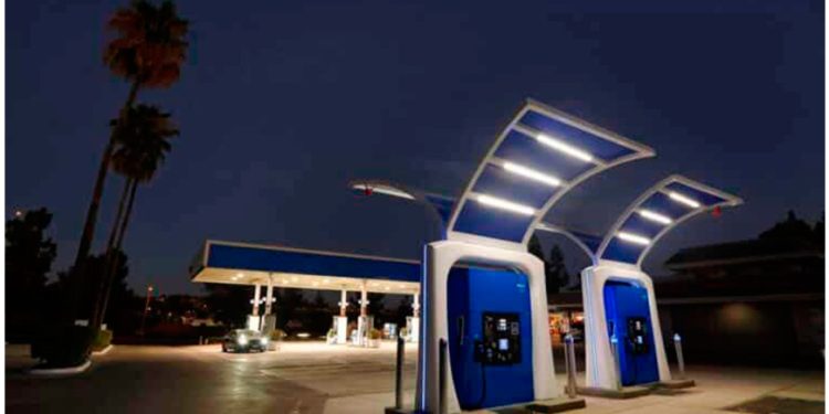 Las dos alternativas que acabarán con la gasolina: Electricidad o hidrógeno, pero no será fácil