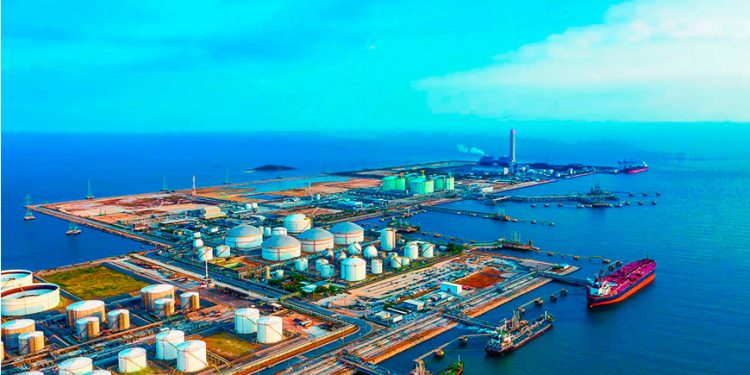 Precios del petróleo abren la semana con ganancias tras comentarios de EU