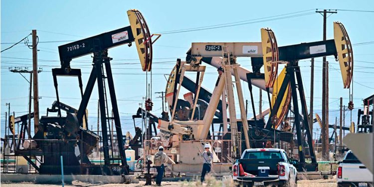 Petróleo abre la semana estable; mercados aguarda reunión Trump-Putin en Alaska