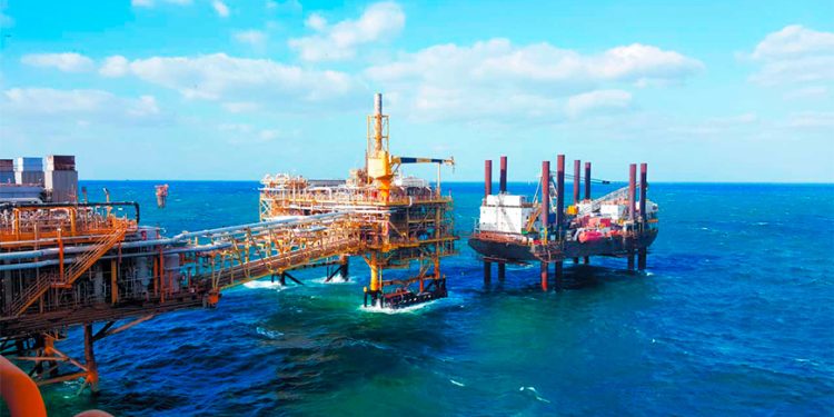 Petróleo abre con caídas; plan de la OPEP+ se suma a expectativas de excedente de oferta