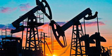 Petróleo inicia la semana con caídas de más de 1% por perspectivas de la oferta mundial