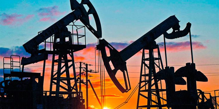 Petróleo inicia la semana con caídas de más de 1% por perspectivas de la oferta mundial