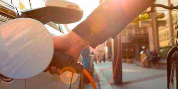 El fin de los motores de gasolina no será la electricidad: Un fluido con esteroides para el coche del futuro