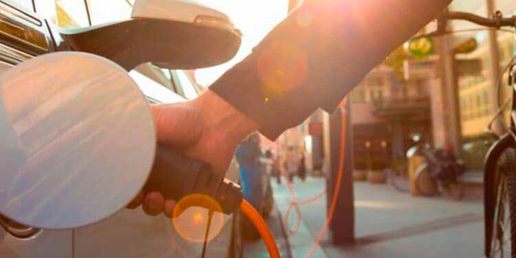 El fin de los motores de gasolina no será la electricidad: Un fluido con esteroides para el coche del futuro